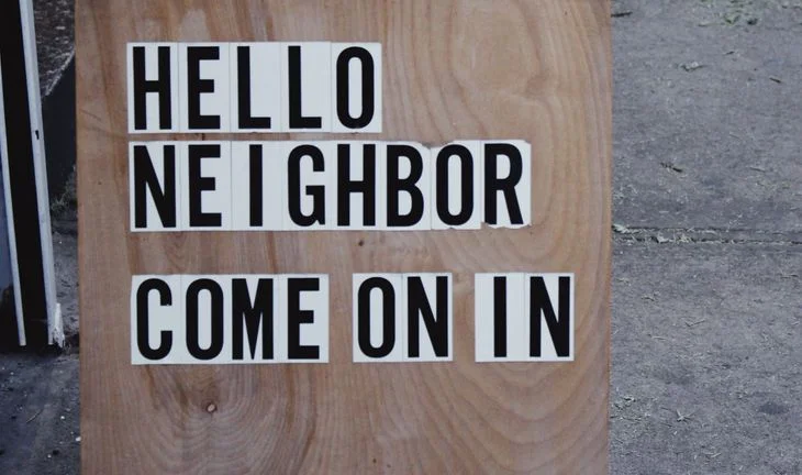a sign that says hello neighbor come on in