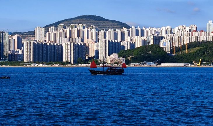 Hong Kong's bankers out-earned Singapore's once again