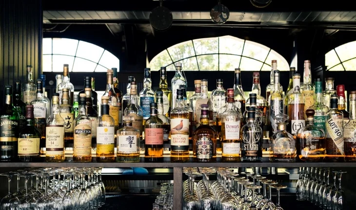Hong Kong and Singapore bankers drinking to excess to land Chinese deals