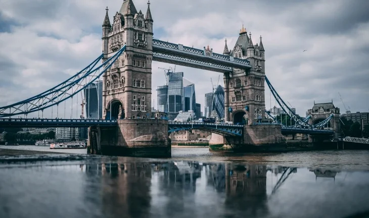 Hong Kong finance professionals shun chance to work in London – for now
