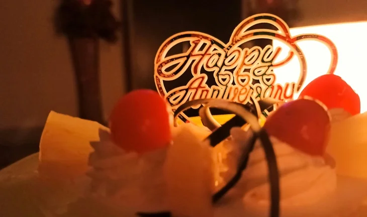 'Happy Anniversary' decoration