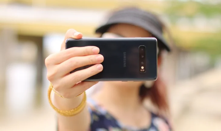 Recruiters shocked as junior bankers in Singapore and Hong Kong stick bad selfies on CVs