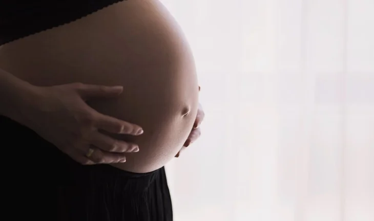 Pregnant French banking associate: "Stress gave me contractions" 