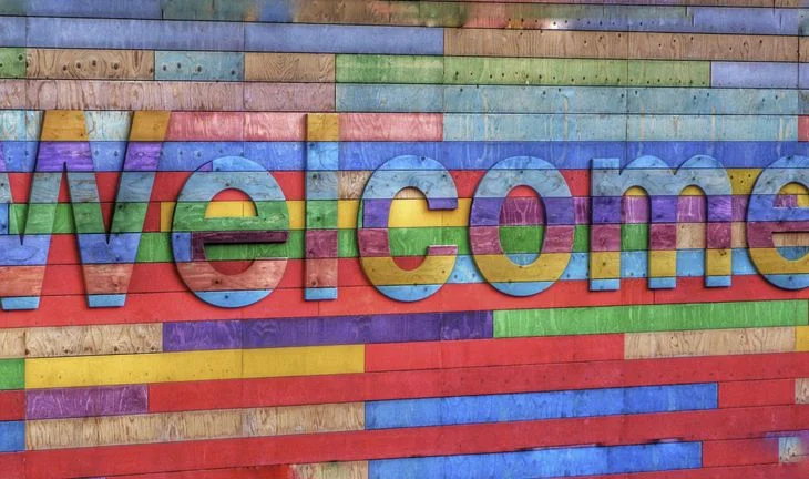 a sign that says welcome